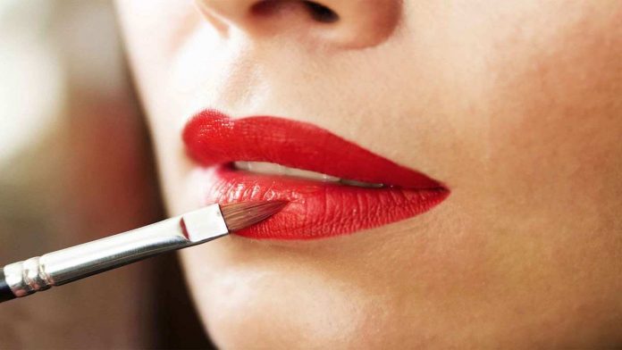 Memilih Lipstik Sesuai Bentuk Bibir, Simak Tips Berikut Ini
