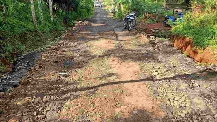 Miris, Jalan Status Kabupaten di Rajadesa Ciamis Rusak Parah