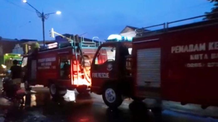 Mobil pemadam kebakaran milik BPBD Kota Banjar saat diderek karena mengalami mogok dan sudah tidak layak beroperasi. Foto: Istimewa.
