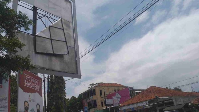 Papan Reklame di Lokasana Ciamis Rusak, Bahayakan Pengendara