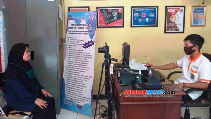 Pelayanan rekam e-KTP dari Dinas Kependudukan dan Pencatatan Sipil (Disdukcapil) Kabupaten Ciamis di setiap desa hanya berlangsung bulan Maret ini. Foto: Feri Ramdani/HR.