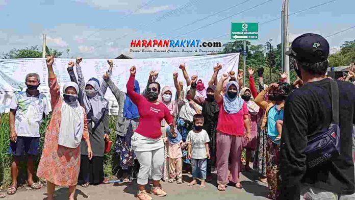 Puluhan Emak-Emak Demo Tolak Galian Pasir di Kota Tasikmalaya