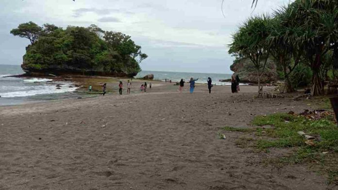 Spot Foto di Pantai Madasari