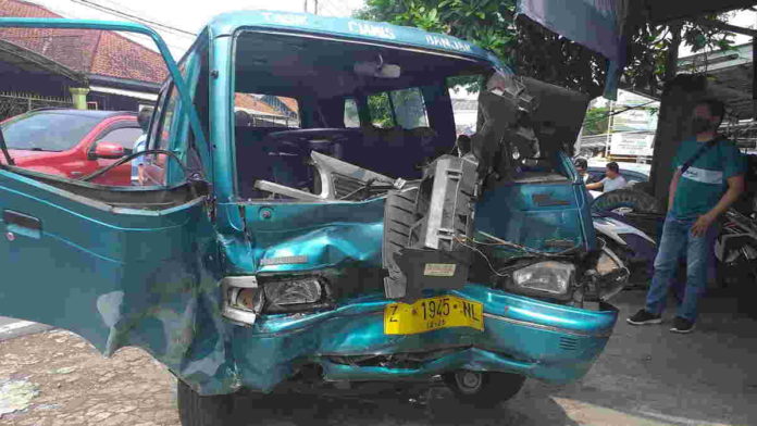Tabrakan di Kertasari Ciamis, Dua Mobil Penyok, Supir Carry Terjepit