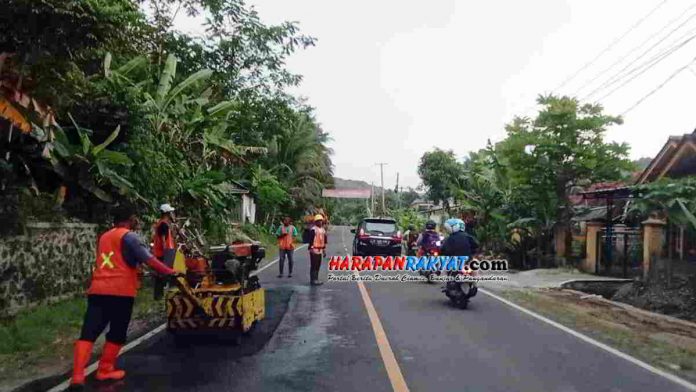 Tambal Sulam Jalan Nasional di Pangandaran
