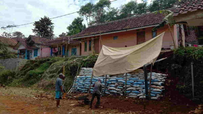 Tebing Alami Longsor, Rumah Warga Sukamantri Ciamis Terancam