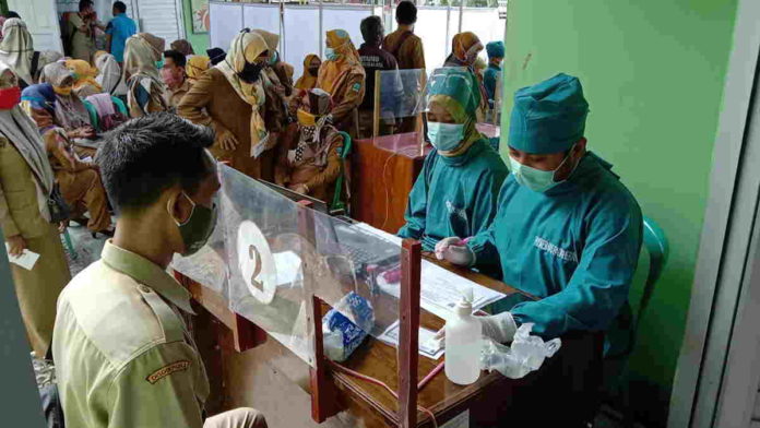 300 Guru di Padaherang Pangandaran Jalani Vaksinasi Tahap 2