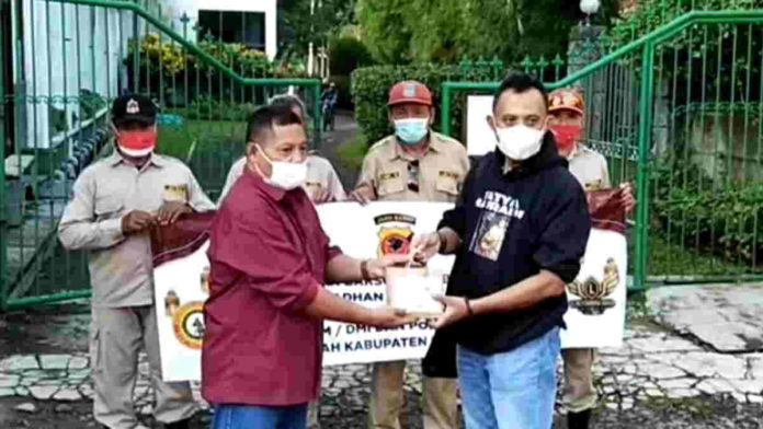 Di Pangandaran, Polisi Bagi-bagi Takjil Sambil Sosialisasi Prokes