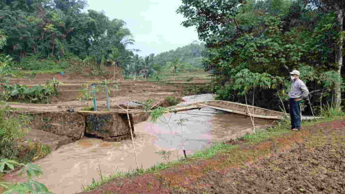 Jembatan Gantung di Lumbung Ciamis Kondisinya Rusak Parah