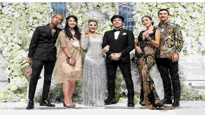 Jessica Iskandar Gandeng Pria Bule Menghadiri Pernikahan Atta - Aurel
