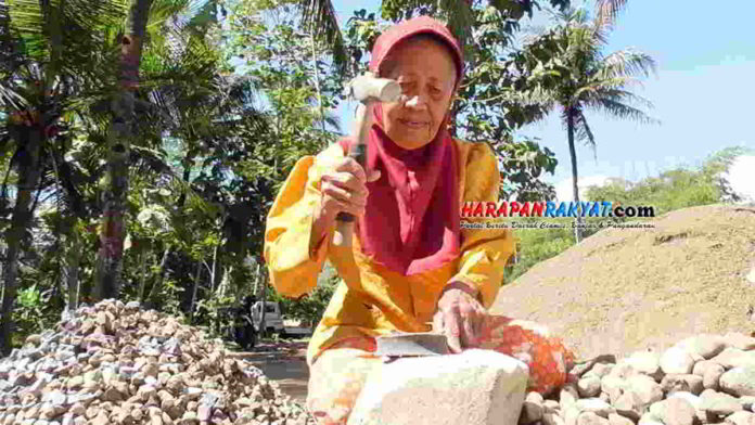 Kisah Mak Iroh Nenek Pemecah Batu Kali di Pamarican Ciamis