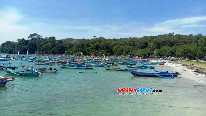 Perahu pengangkut wisatawan