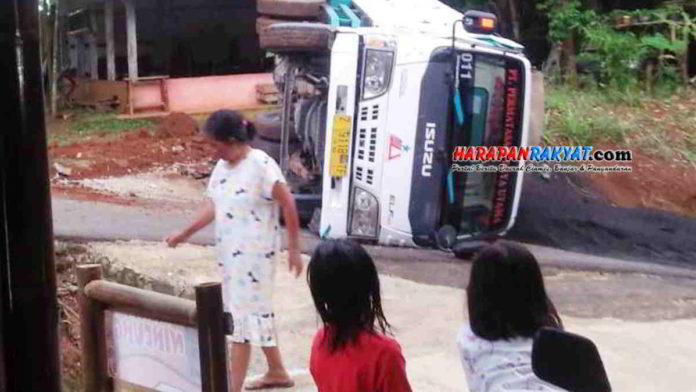 Mobil Pengangkut Pasir Terbalik di Cipaku Ciamis