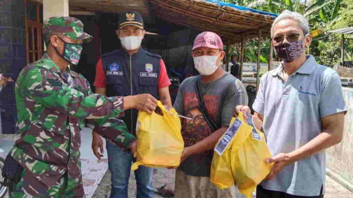 Musbika Pancharchari Siamis mendistribusikan bantuan sembako untuk ODGJ