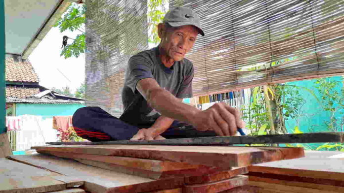 Pandemi Covid-19, Pengrajin Peti Jenazah di Banjar Kebanjiran Pesanan