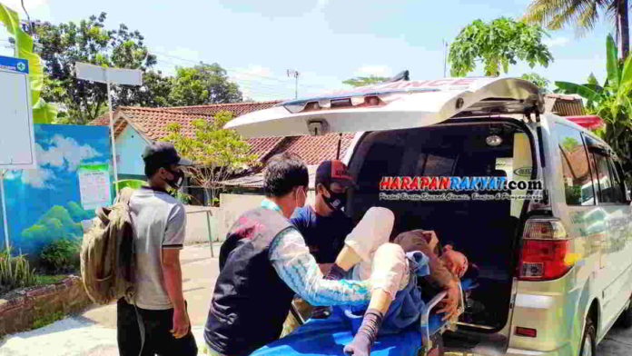 Pemotor Pingsan Setelah Hantam Jalan Berlubang di Pamarican Ciamis