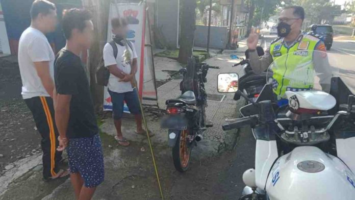 Motor dengan Knalpot Brong
