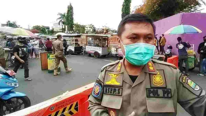 Satpol PP Ciamis jaga pedagang di Alun-alun Ciamis