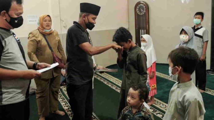 Wabup Ciamis dan Baraya Lintas Kota Santuni Yatim dan Dhuafa