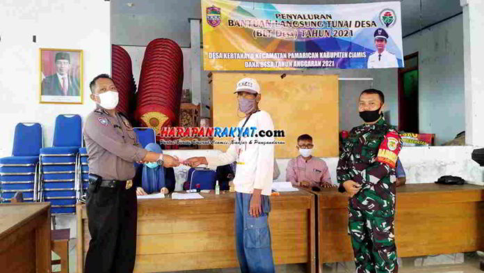 Warga Kertahayu Ciamis Antre Pembagian BLT Tahap Pertama 2021