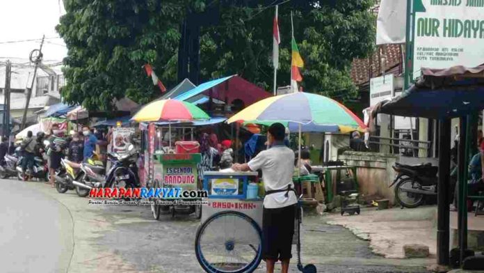 Warga Tasikmalaya Ngabuburit
