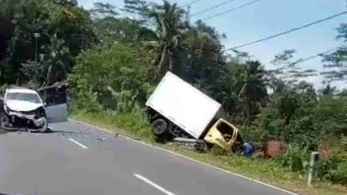 Di Tasikmalaya, Toyota Agya vs Mobil Box Terlibat Tabrakan