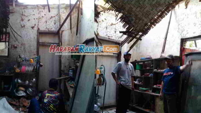Diduga Lapuk, Atap Dapur Milik Warga Sukasari Ciamis Ambruk