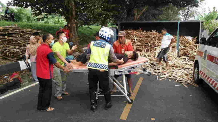 Hilang Kendali, Sebuah Truk di Kota Banjar Oleng dan Tabrak Pohon