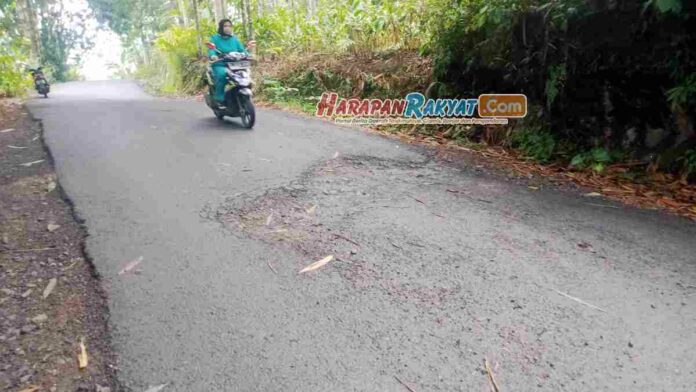 Jalan di Pangandaran Ini Berlubang dan Bahayakan Pengendara