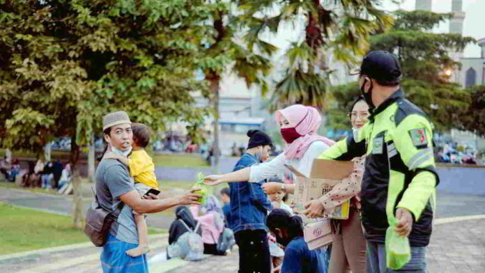 KMADS Ciamis Utara Bagi-bagi 350 Takjil di Taman Surawisesa