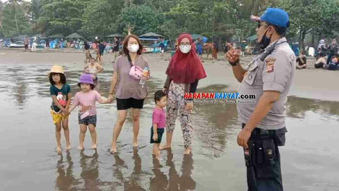 'pantai pangandaran dipadati pengunjung
