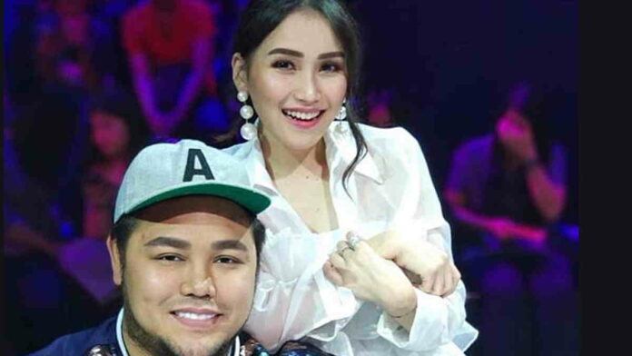 Pedangdut Ayu Ting Ting Bantah Ciuman Sama Ivan Gunawan