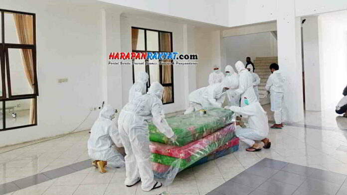 Pemuda Gereja Katolik Bersihkan Tempat Isolasi Covid-19 di Ciamis