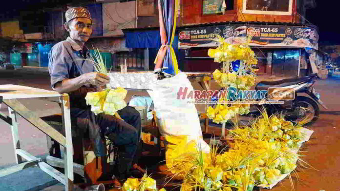 Penjual Urung Ketupat Lebaran di Kota Banjar Kebanjiran Orderan