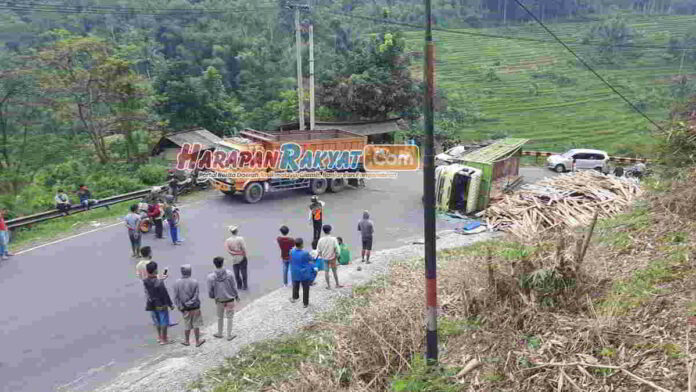 Truk Fuso Terbalik di Gentong Tasikmalaya