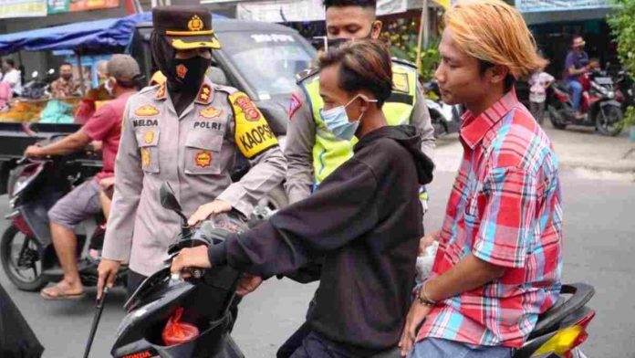 Warga Ngabuburit