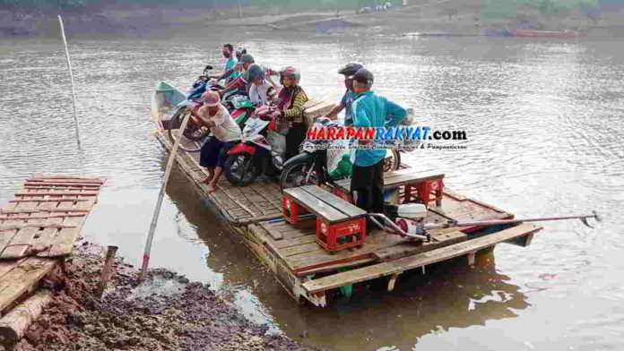 Warga Pangandaran Manfaatkan Rakit Untuk Mudik ke Cilacap