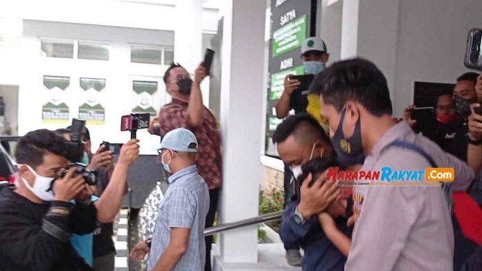 penyelewengan mesin absensi