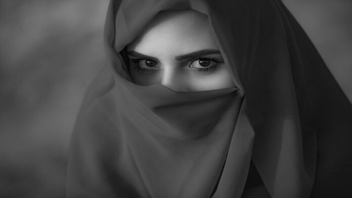 Adab Berbicara Wanita Muslimah dalam Islam, Jauhi Ghibah