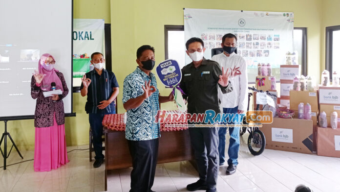 DPRKPLH Ciamis Berikan Reward Kepada Bank Sampah Unit Compas