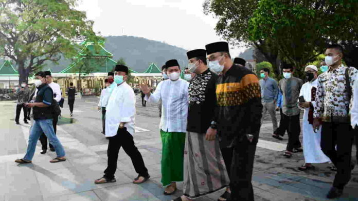Emil-Anies Salat Subuh Berjamaah di Sumedang Jabar