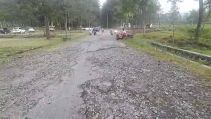 Jalan ke Kawah Rusak, Wisatawan Galunggung Tasikmalaya Mengeluh