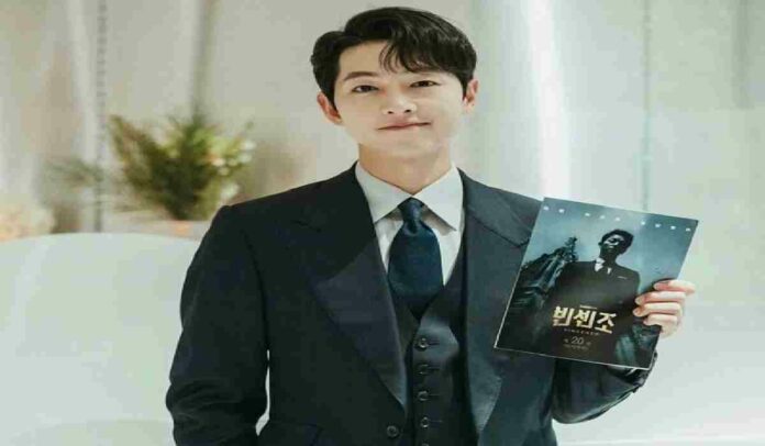 Song Joong Ki, Salah Satu Aktor Termahal Korea Selatan Song Joong Ki bukanlah sebuah nama baru di dunia jagat hiburan Korea Selatan. Bahkan popularitasnya kian meroket sampai ke kancah internasional. Karena popularitasnya inilah menjadikan dirinya sebagai salah satu aktor termahal. Selain Joong Ki, bahkan ada juga aktor lain dengan bayaran sampai 1 miliar untuk satu episode saja. Bukan tanpa sebab, mereka mendapatkan bayaran mahal sesuai dengan kualitasnya. Bahkan drama yang mereka bintangi mendapat popularitas dan menjadi judul legenda bagi pecinta drakor. Untuk bayaran aktor Song Joong Ki saja per satu episodenya bisa mencapat 180 juta won. Angka tersebut setara dengan 2,3 miliar dalam satu episodenya. Sudah tahukah anda dengan aktor tampan termahal ini? Profil lengkapnya bisa anda simak sebagai berikut. Profil Song Joong Ki Bernama lengkap Song Joong Ki, ia lahir di kawasan Daejon Korea Selatan. Tanggal lahirnya adalah 19 September tahun 1985 silam. Pria berusia 35 tahun ini merupakan aktor, pembawa acara sekaligus model dari negeri ginseng. Namanya mulai terkanal kala ia membintangi drama bertema sejarah berjudul Sungkyunkwan Scandal di tahun 2010 silam. Selain itu, varietas Running Man berhasil melambungkan namanya. Joong Ki merupakan anak kedua dengan tiga saudara. Ia besar di kawasan pedesaan di luar Daejeon. Joong Ki pernah bekompetisi dalam ajang skating jarak pendek. Kompetisi tersebut untuk mewakili kota asalnya yakni Daejon di segi nasional. Akan tetapi, karena kecelakaan membuatnya berhenti dalam olahraga tersebut. Sehingga Joong Ki menggiatkan aktivitas belajarnya dalam sekolah. Bahkan berhasil mencapai angka 380 poin dari nilai 400 dalam ujian masuk perguruan tinggi. Joong Ki pun berhasil masuk di Universitas Sungkyunkwan. Kala mempersiapkan ujian masuk di kawasan Seoul, ia mendapatkan ajakan bergabung saat tengah di kereta bawah tanah. Akan tetapi ia tidak langsung masuk dunia hiburan karena masih merasa ragu. Terlebih ayahnya menentang untuk berprofesi sebagai aktor. Joong Ki pun terus belajar paruh waktu pasca memilih industry hiburan. Song Joong Ki pun lulus dengan gelar bidang Administrasi Bisnis di tahun 2012 silam. Kiprahnya Dalam Dunia Hiburan Korea Selatan Piawai dalam bidang peran, Song Joong Ki sudah berperan dalam sejumlah drama kenamaan. Misalnya saja Werewolf Boy juga The Innocent Man pada tahun 2012. Drama terakhirnya adalah Vincenzo tahun 2021 setelah Arthdal Chronicles di 2019 lalu. Descendants of the Sun yang tayang tahun 2016 silam, menjadi drama mendunia dan booming di seluruh dunia. Berkat drama ini, menjadikan nama Joong Ki terkenal di berbagai kalangan. Bahkan ia berhasil berada di posisi kedua dalam daftar Korea Power Celebrity menurut daftar Forbes pada tahun 2017. Padahal sebelumnya, ia ada di urutan ketujuh daftar serupa tahun 2013 silam. Pertama kali Joong Ki muncul di layar TV yakni kala menjadi kontestan acara bernama KBS’s Quiz Korea. Pada masa itu, acara tersebut memang sedang populer. Lalu pria 35 tahun ini berperan dalam drama Get Karl! Oh Soo Jung tahun 2017. Kemudian di tahun 2008 berlanjut dalam drama A Frozen Flower. Satu tahun setelahnya, ia berperan dalam Will It Snow for Christmas? Serta Triple di 2009. Tahun 2010, namanya mulai menuai banyak sorotan berkat aktingnya di Sungkyunkwan Scandal. Ia juga berhasil menjadi pembawa acara kenamaan seperti Running Man yang makin melambungkan namanya. Joong Ki pun berhasil menarik perhatian public yang menilainya terampil menjadi MC. kharisma Song Joong Ki sebagai pembawa acara membuatnya terpilih menjadi MC di KBS Music Bank dalam periode 2009-2010. Berperan Dalam Vincenzo Dengan Kesan Mendalam Drama terakhir Song Joong Ki yang berjudul Vincenzo rupanya mendapatkan respon positif dari para penontonnya. Mengisahkan tentang kehidupan dirinya sebagai mafia, aktor tersebut berhasil menampakkan sisi garang serta lucu sekaligus. Berkat pesonanya dalam drama, berhasil membuat Joong Ki menempati posisi ke dua. Posisi itu berupa daftar brand reputasi di bintang film untuk edisi bulan Mei 2021. Sementara posisi pertama terdapat Youn Yuh Jung, yang mana baru saja menang piala Oscar. Sementara di posisi ketiga ada aktor Lee Dong Hwi, salah satu pemeran drama populer Reply 1988. Daftar tersebut rilis untuk tiap bulan oleh institute penelitian bisnis negara Korea. Joong Ki sendiri memperoleh indeks sebesar 8.257.973. Memang angka tersebut terpaut cukup jauh dari urutan pertama. Sebab urutan pertama yakni Youn Yuh Jung berhasil mendapat 12.497.492. Vincenzo ini juga berhasil meninggalkan kesan mendalam di mata para penggemar. Pasalnya dalam drama tersebut, penonton akan melihat aksi menegangkan dan pintarnya Vincenzo saat berhadapan dengan musuh. Sebelum Vincenzo tayang, drama ini sudah penggemar tunggu penayangannya. Apalagi bukan karena penampilan Song Joong Ki yang pastinya apik untuk tiap adegan. Terlebih pemirsa akan melihat bagaimana kerennya sang aktor berbicara dalam bahasa Italia. Tentunya menjadi hal yang jarang dilihat pada drama Korea lainnya. Meskipun sudah tamat, pemirsa rupanya belum bisa berpindah dari Vincenzo. Tetapi anda bisa melihat aksi dalam bentuk akting Joong Ki lewat drama terbarunya yang masih dalam tahap perencanaan. Akan Tampil Dalam Drama Terbaru Rupanya Song Joong Ki dan aktris Shin Hyun Bin akan bertemu pada sebuah judul drama Korea baru. Seorang perwakilan di bidang ini mengungkap Shin Hyun Bin sudah terpilih menjadi pemeran utama drama stasiun JTBC terbaru, Nantinya, drama yang akan mereka berdua bintangi memiliki judul Chaebol Family’s Youngest Son. Tetapi judul tersebut sifatnya masih sementara. Agensi dari sang aktris takni Yooborn Company mengungkapkan komentar mereka. Agensi berkata Shin Hyun Bin sudah menerima tawaran casting dari drama tersebut. Serta ia sudah dalam tahap peninjauan untuk tawaran tersebut. Sedangkan drama Chaebol Family’s Youngest Son hasil adaptasi dari salah satu novel web populer berjudul sama. Kisah drama itu merupakan orang terbunuh setelah mendapat jebakan penggelapan dari keluarga chaebol atau kaya. Padahal ia sudah setia pada keluarga tersebut dalam kurun waktu 10 tahun lebih. Lalu dia pun terlahir kembali menjadi putra bungsu dari salah satu keluarga chaebol. Rencananya, dia hendak membalas dendam kala sudah bekerja. Kemudian berencana mengambil alih semuanya dengan cara bertahap. Seperti pengumuman sebelumnya, aktor Song Joong Ki sudah dalam tahap pembicaraan menjadi pemeran utama pria bernama Jin Do Joon. Begitu juga pemeran Lee Sung Min dalam tahap pertimbangan untuk berperan dalam drama terbaru itu. Sedangkan aktris Shin Hyun Bin mendapat tawaran berperan sebagai seorang jaksa bernama Seo Min Young. Jaksa itu bekerja di kantor Kejaksaan Distrik dalam pusat Seoul. Nantinya Seo Min Young dengan Jin Do Joon terlibat dalam hubungan antara cinta juga benci. Penggemar pun berharap Song Joong Ki akan menerima tawaran drama tersebut. Sehingga mereka bisa melihat akting apiknya sang aktor di drama mendatang.