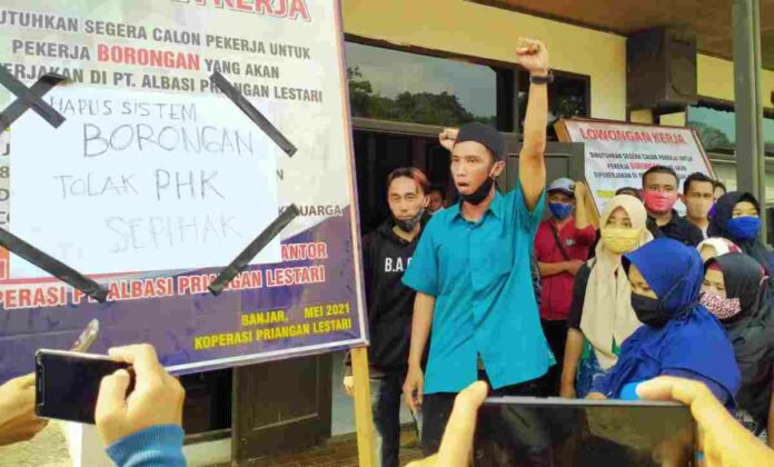 Karyawan PT APL Kota Banjar saat aksi menuntut biaya kompensasi