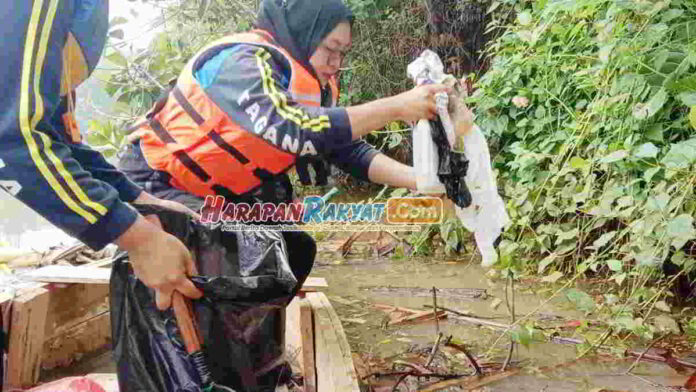 Puluhan Anggota Tagana Pangandaran Dikerahkan Bersihkan Sungai