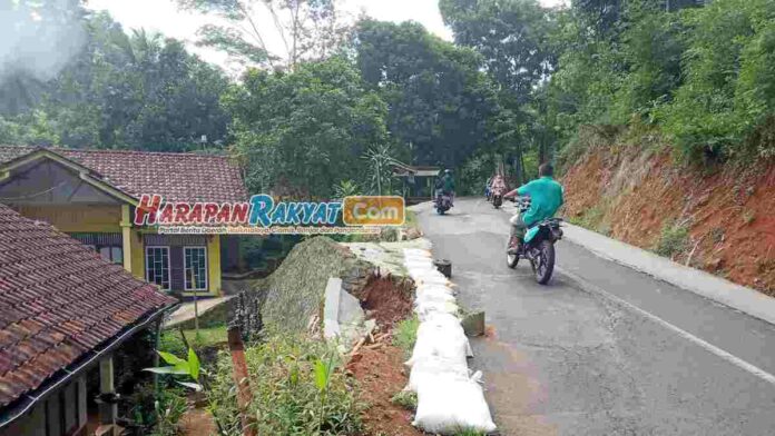 TPT Jalan di Jatinagara Ciamis yang Ambruk Belum Diperbaiki