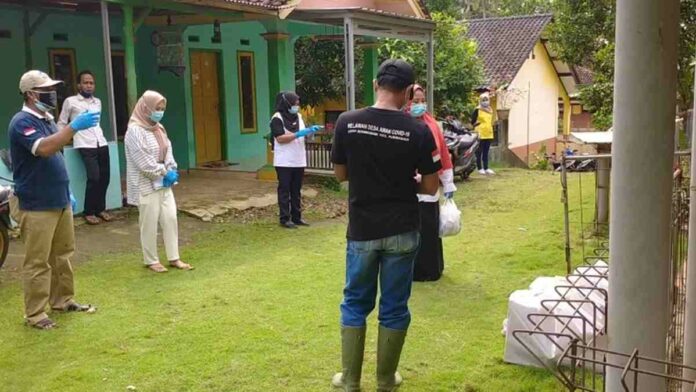 Warga Desa Kutawaringin