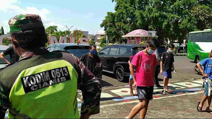 Anak-anak di warnet langgar PPKM Darurat