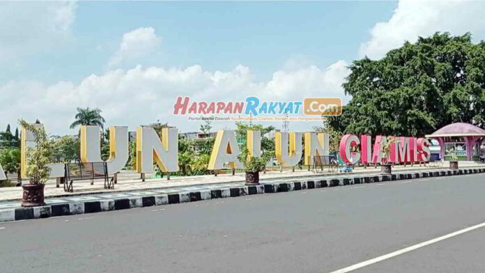 Berlakukan PPKM Darurat, Alun-alun Ciamis Ditutup Pakai Police Line