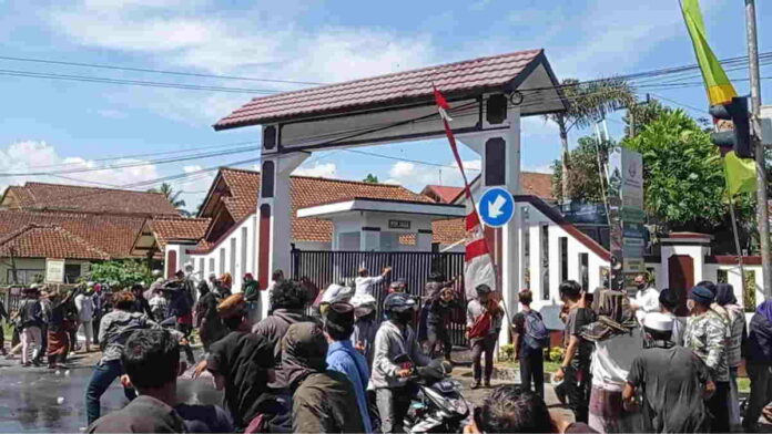 Demo Tuntut Pembebasan HRS di Tasikmalaya Ricuh, 3 Mobil Polisi Hancur